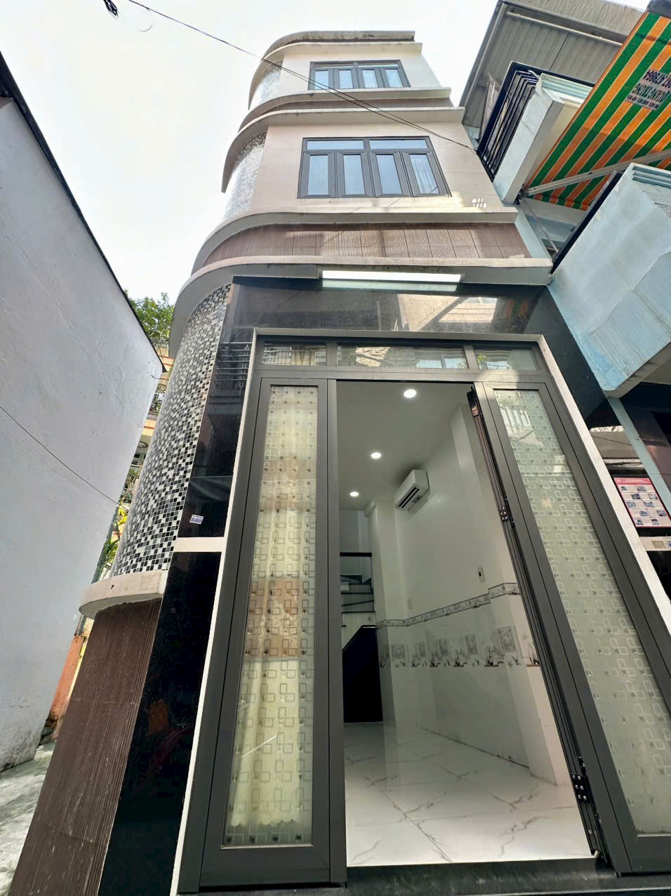 Bán Nhà Căn Góc Q.10 - 30m² - 3 Tầng - Hoàn Công Đủ - Chỉ Hơn 5 Tỷ - 30m Ra Mặt Tiền Nhà Xây BTCT - 3,3m x 9m - Trệt - 2 lầu - Sân Thượng - 4PN - 3WC