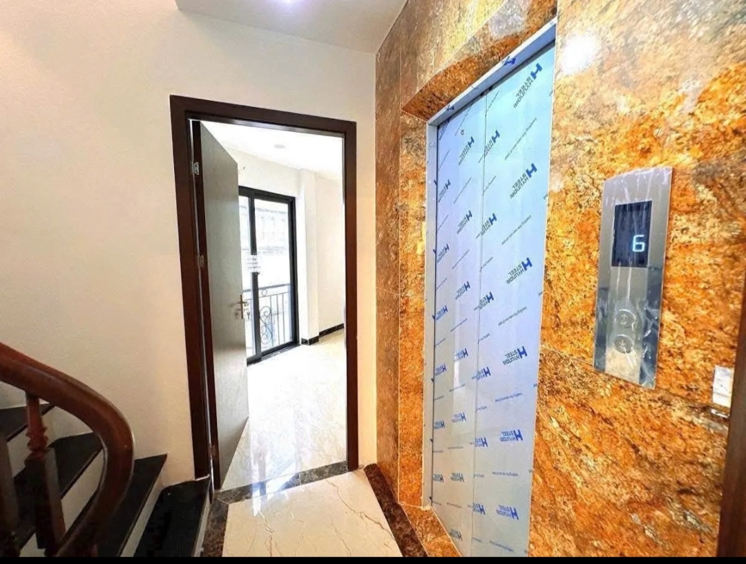 Bán nhà Hoàng Quốc Việt 5 tầng, lô góc 3 mặt tiền. Kinh doanh. Thang máy, nội thất đẹp, đường thông Phùng Chí Kiên, Nguyễn đình hoàn, giá 20tỷ