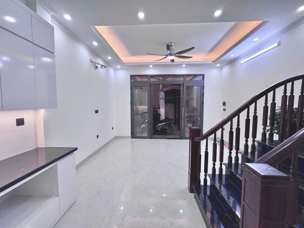 YÊN HOÀ - SIÊU PHẨM CẦU GIẤY MỚI TINH FULL NỘI THẤT XỊN - Ở NGAY DT: 42m2+ Tầng 1: Khách + Bếp + WC + Tầng 2, 3,4 : mỗi tầng 1 ngủ khép .