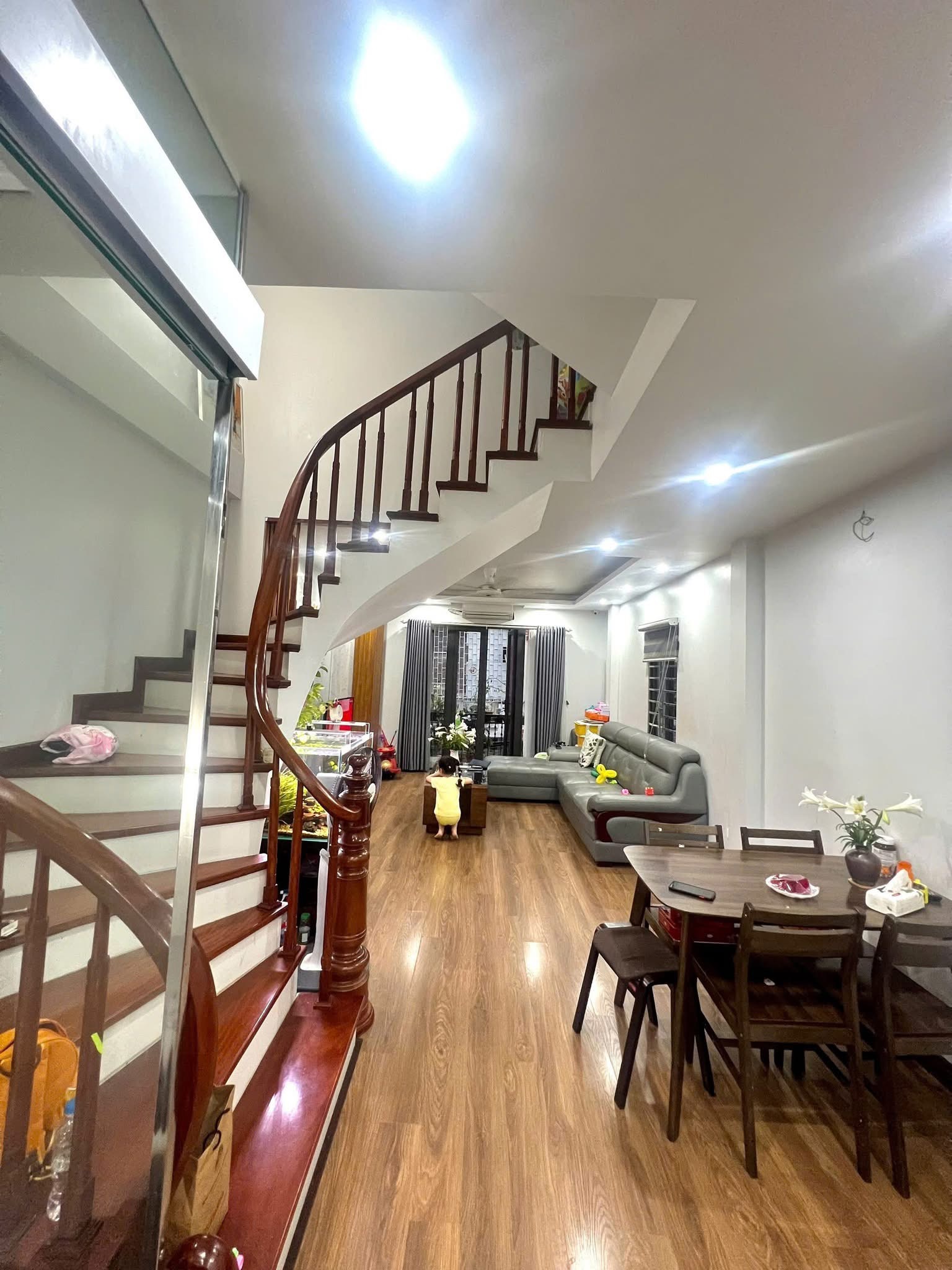 Nhà bán cách 600m Văn Miếu, gần Hồ Linh Quang, dân xây đẹp, Ô tô tránh, Ở/ kinh doanh được luôn