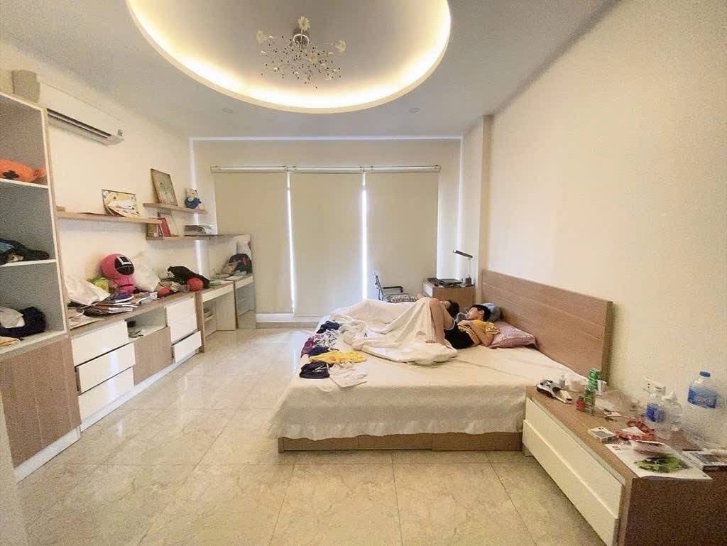 KHẢN TRƯƠNG CHẠY NHANH MUA NHÀ HOA LƯ 40 m2 x5 tầng giá 14,2 tỷ Ở LUÔN