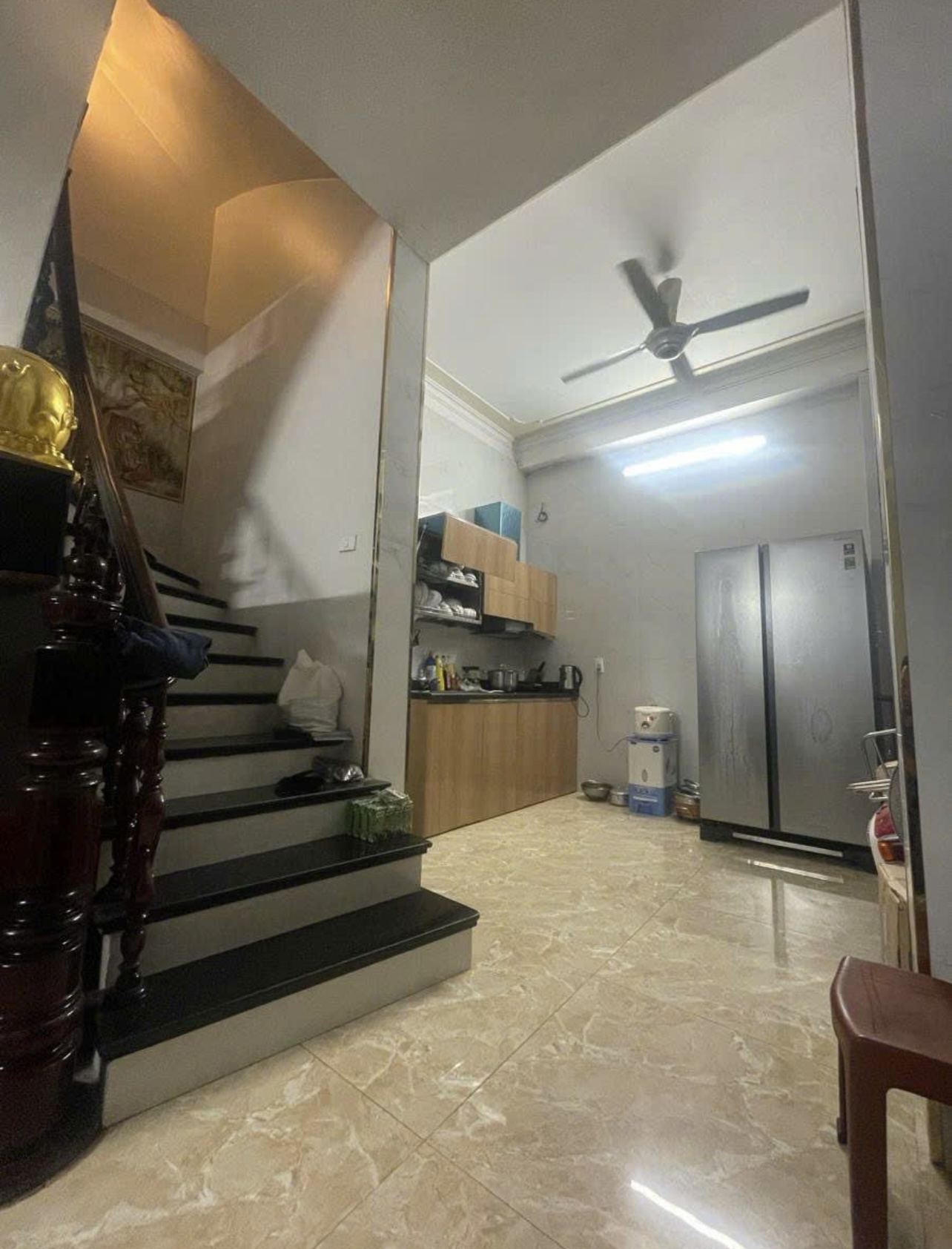 Nhà trung tâm phố cổ -vài bước chân ra chợ Đồng Xuân, Cách oto 15m. 5 phút vào đến Bờ Hồ , Khu vực buôn bán sầm uất.