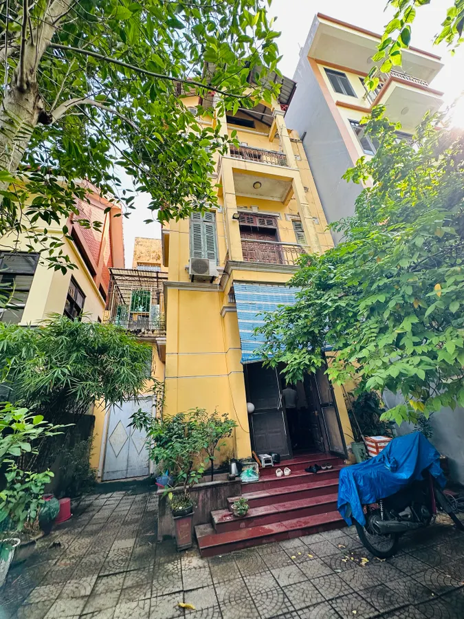 -Bán biệt thự sân vườn, Vị trí siêu đẹp, ô tô vào đất, vài bước ô tô tránh dừng đỗ, thông sang Xuân La, giao thông thuận tiện.Ở yên tĩnh, sướng