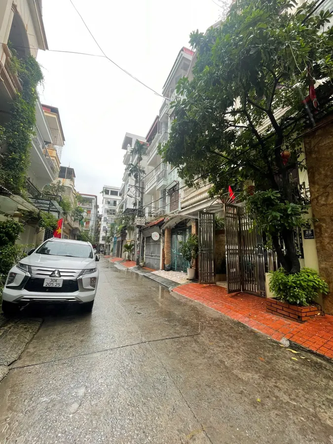 Bán Nhà Phân lô ô tô tránh có vỉa hè .Ngõ thông tứ tung....Nhà chủ nhà tự xây dựng để ở rất tâm huyết, hoàn hiện chắc chắn, sàn và cầu thang là gỗ lim...