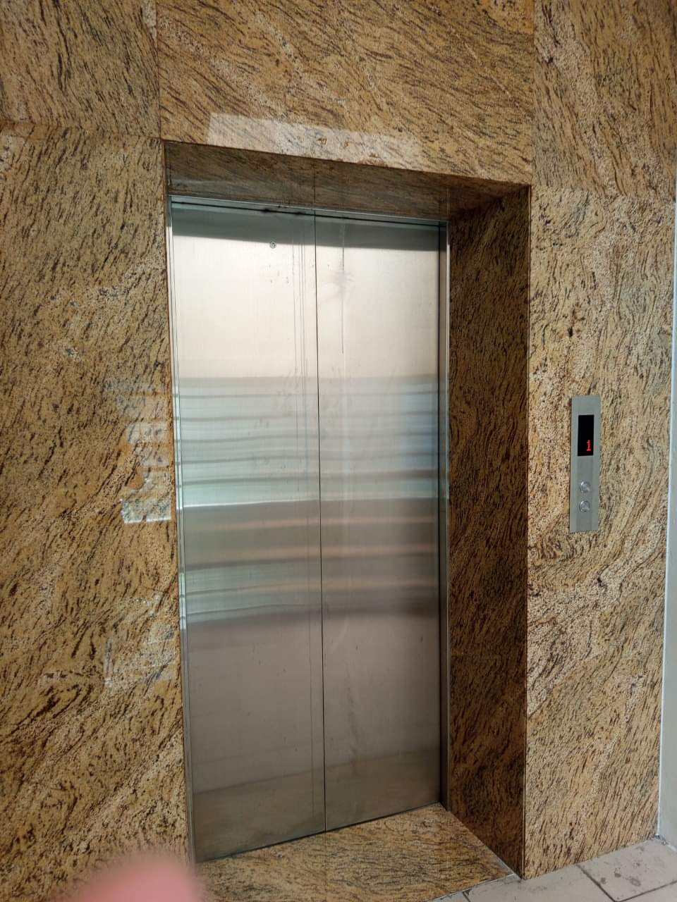 Cho thuê nhà, Chùa Láng, Vỉa hè, THANG MÁY, PCCC, 198m2x 7T *116 Tr