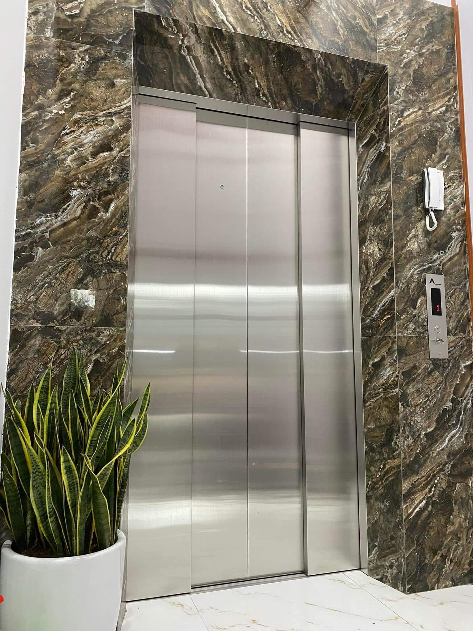 Cho thuê nhà, P. Hoàng Quốc Việt, THANG MÁY, PCCC, 154m2x 5T *77 Tr