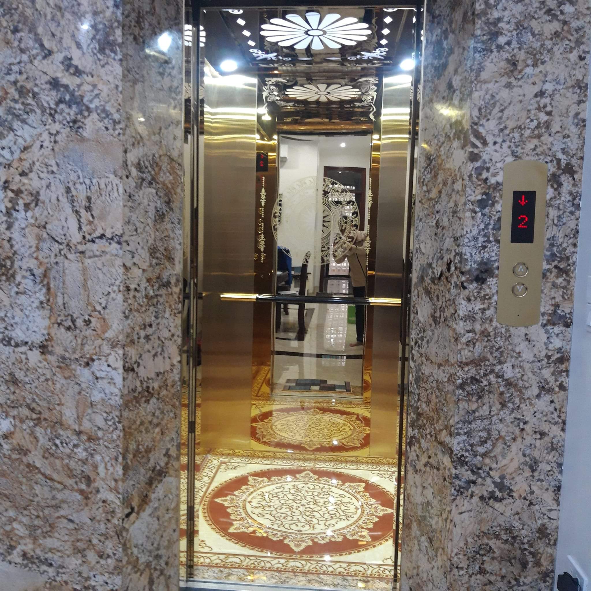 Cho thuê nhà hai cửa đi, Thái Thịnh, PCCC, THANG MÁY, 99m2x 5T *29 Tr