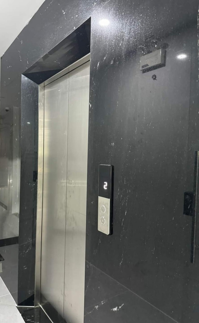 Cho thuê Nhà căn góc, mới, Đội Cấn, thang máy, 121m2x 4T vỉa hè 49 Tr