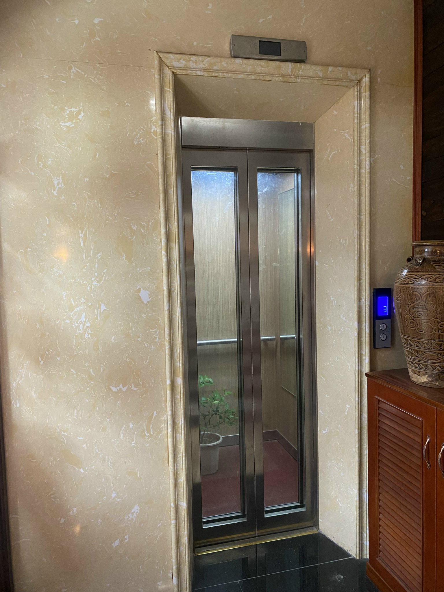 Cho thuê nhà mới, Hoàng Quốc Việt, thang máy; vỉa hè 125m2* 4T- 50 Tr