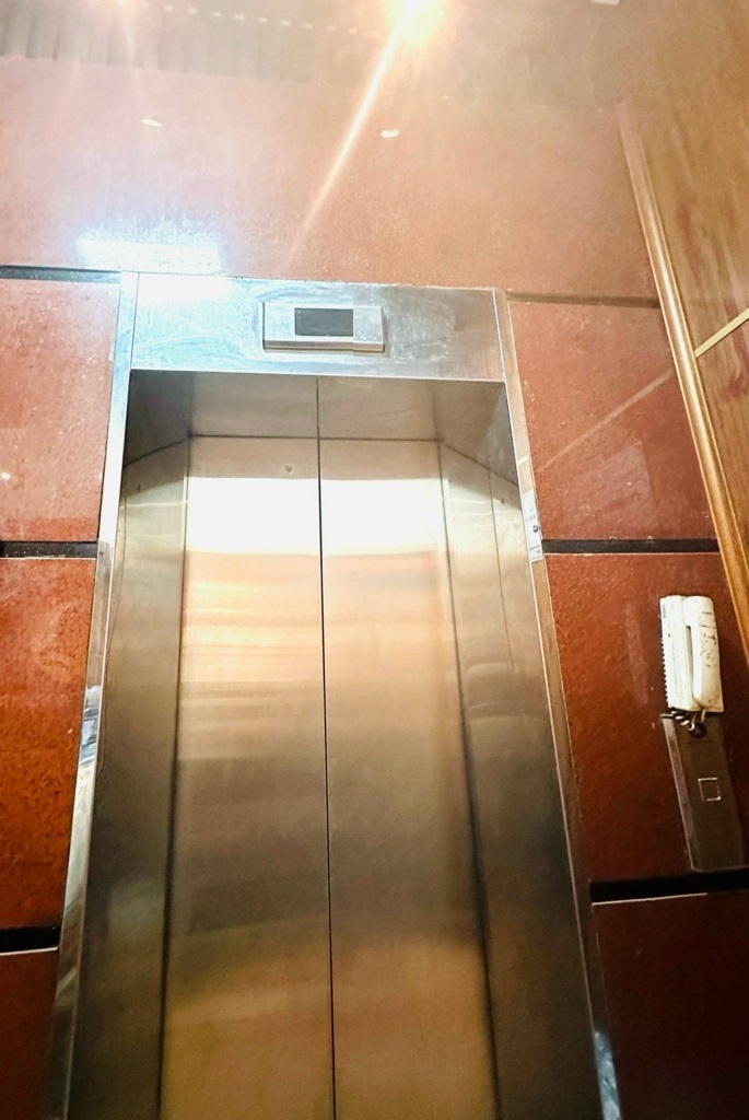 Cho thuê nhà mới, căn góc, Mai Hắc Đế, thang máy; vỉa hè 95m2* 5T- 32 Tr