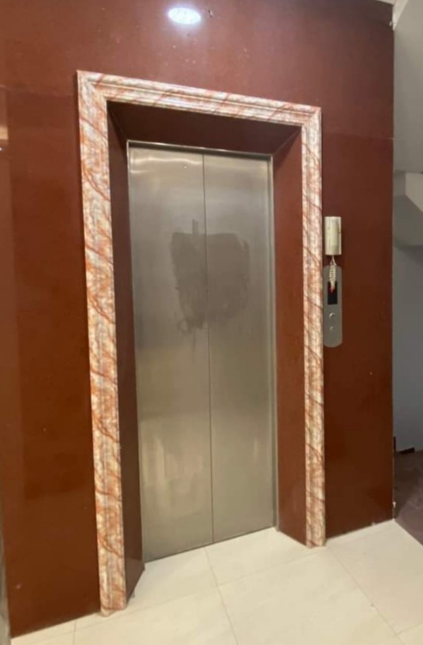 Cho thuê nhà lô góc, mới, Duy Tân, thang máy; vỉa hè 119m2* 5T- 48 Tr