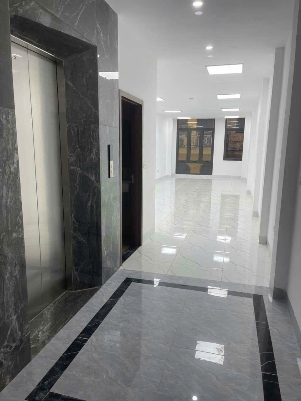 Cho thuê Nhà VP, Nhà Hàng, KD, 104m2_ 5T; vỉa hè, Lạc Trung-31 Tr