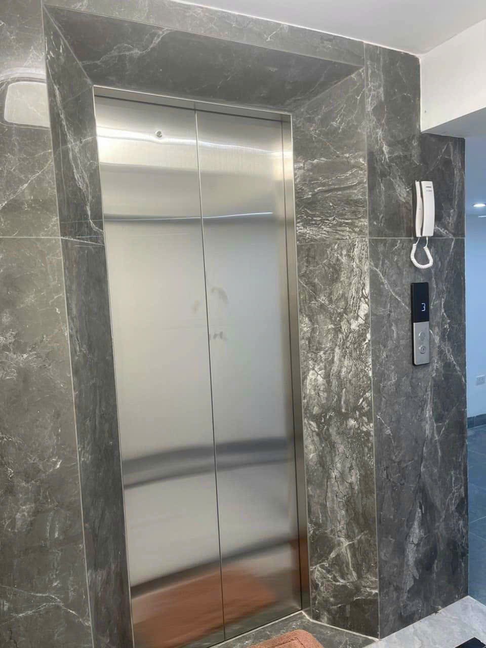 Cho thuê nhà đẹp, căn góc , thang máy,vỉa hè, 115m2- 4T, Đào Tấn_45 Tr