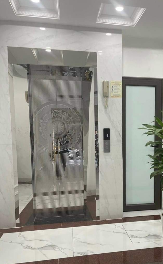 Mình cho thuê nhà hai mặt tiền,mới ,vỉa hè, 112m2- 5T, Võ Thị Sáu_35 Tr