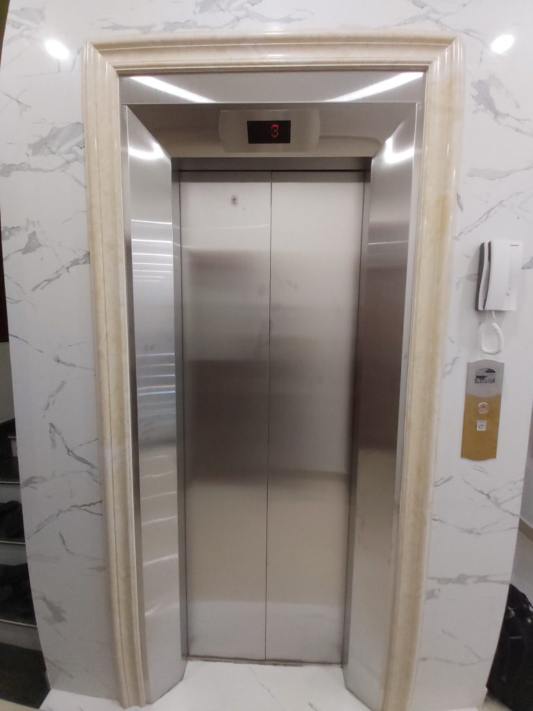 Hot! Mình cho thuê nhà mới, căn góc, Thái Hà; vỉa hè 118m2* 5T- 44 Tr