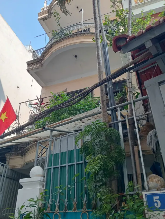 BÁN NHÀ 3 TẦNG DÂN XÂY Ô TÔ ĐỖ CỬA- VÀO NHÀ Nguyễn Văn Cừ 63 X14.8 tỷ Long Biên.