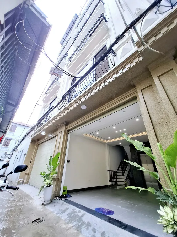 -BÁN NHÀ MỚI -ĐẸP -FULL NỘI THẤT-Ô TÔ ĐÔ CỬA Phố Trạm 37m2 X 6 Tầng mặt tiền 4.5m,11.5 Tỷ Long Biên .