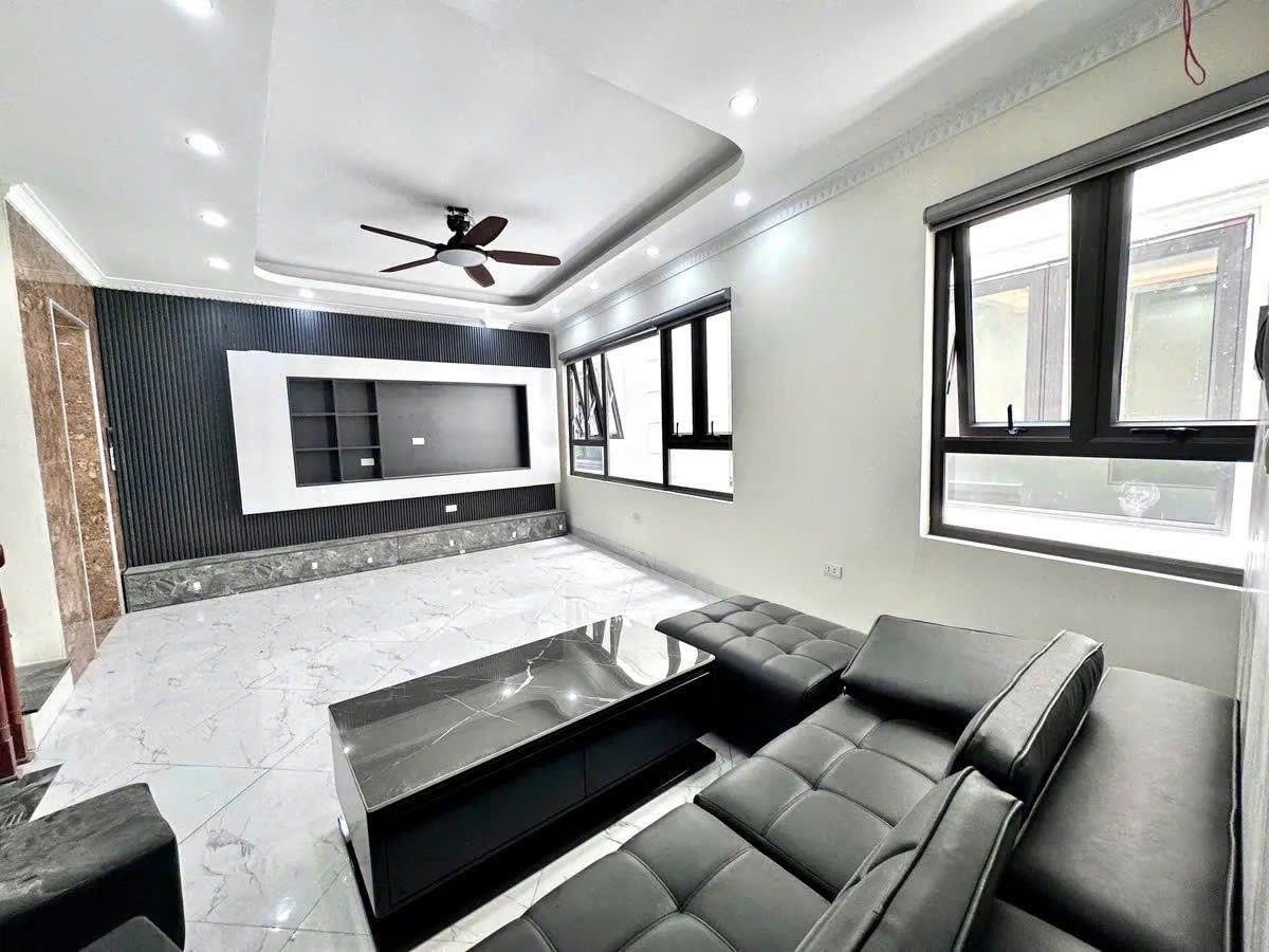 Bán nhà Bồ Đề 35m², 6 tầng thang máy, mặt tiền 6.1m – Ô tô đỗ cổng – Gần hồ 3 Bồ Đề