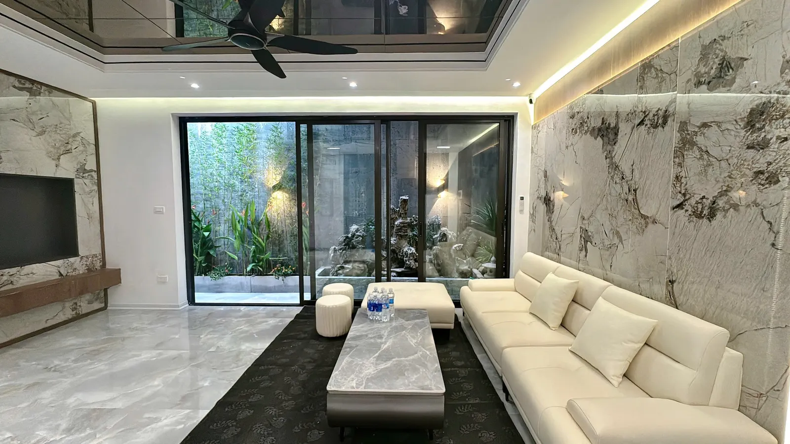 Phân lô quân đội Hoàng Văn Thái – 6 tầng thang máy – sổ đỏ – giá 15.8 tỷ