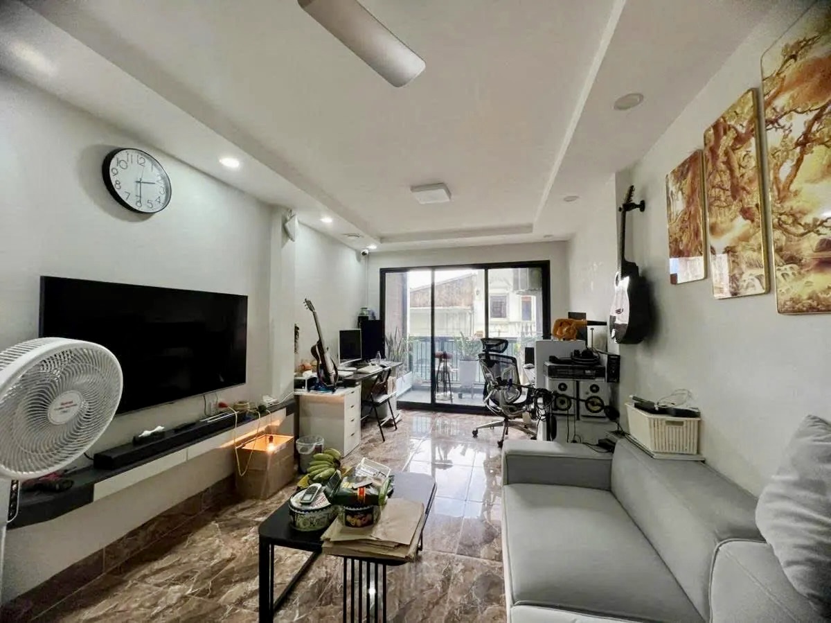 Bán Nhà Phân Lô Trung Kính - Cầu Giấy, 40m, 6 tầng, 3PN, Ô tô Đỗ Cửa, Ngõ Đẹp, Full Đồ, Giá 20 tỷ