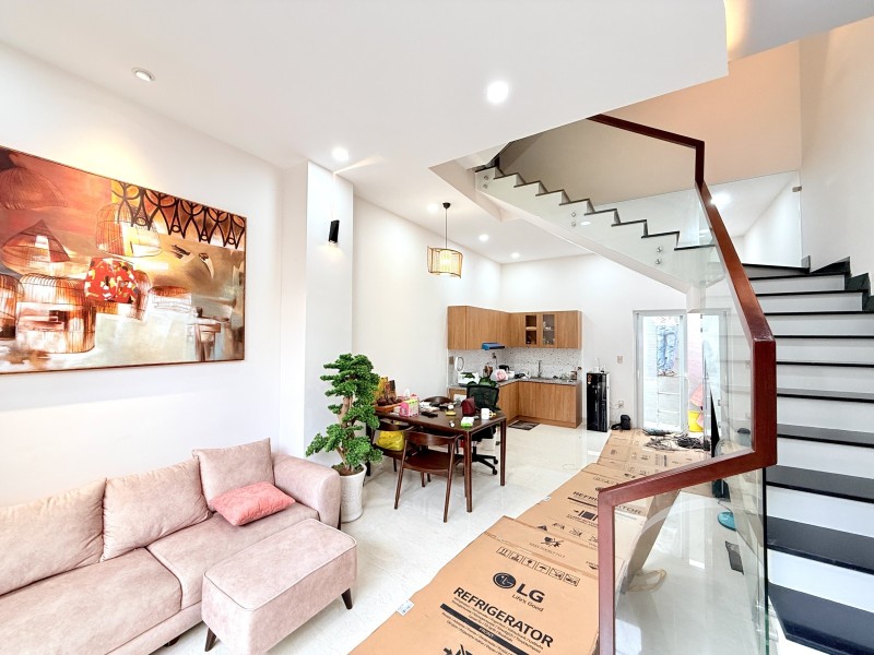 Bán nhà Thủ Đức, Linh Đông, đường số 24. DT 52m2, 4 tầng, 4PN, SH, giá 6.68 tỷ.