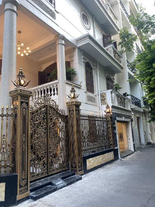 BÁN BIỆT THỰ SÂN VƯỜN NGAY MIPEC XUÂN THỦY, LÔ GÓC, 3 THOÁNG, GARA OTO, 158M2, MT 25M, 41.5 TỶ.