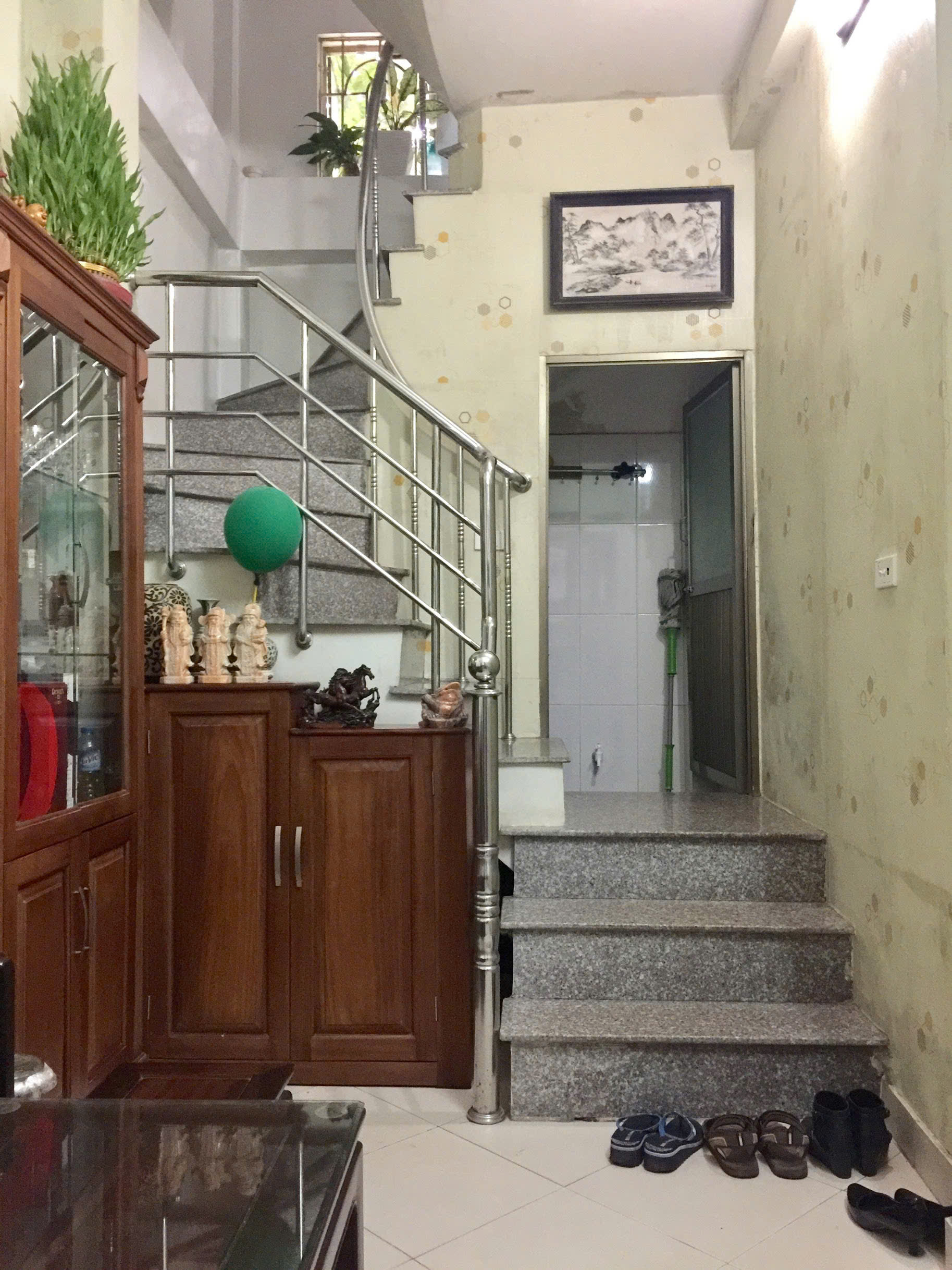 Cho thuê nhà nguyên căn ngõ 1160 Láng, 18m² × 5 tầng, 2 phòng ngủ. 8 triệu