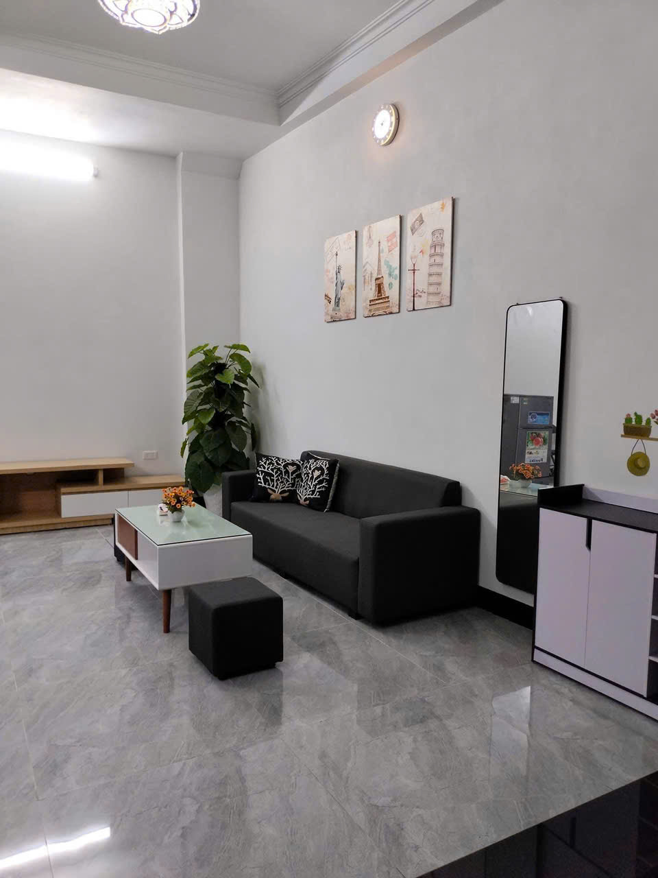 Cho thuê nhà nguyên căn ngõ 42 Thịnh Liệt, 60m² x 3 tầng, gồm 3 phòng ngủ, 13 triệu