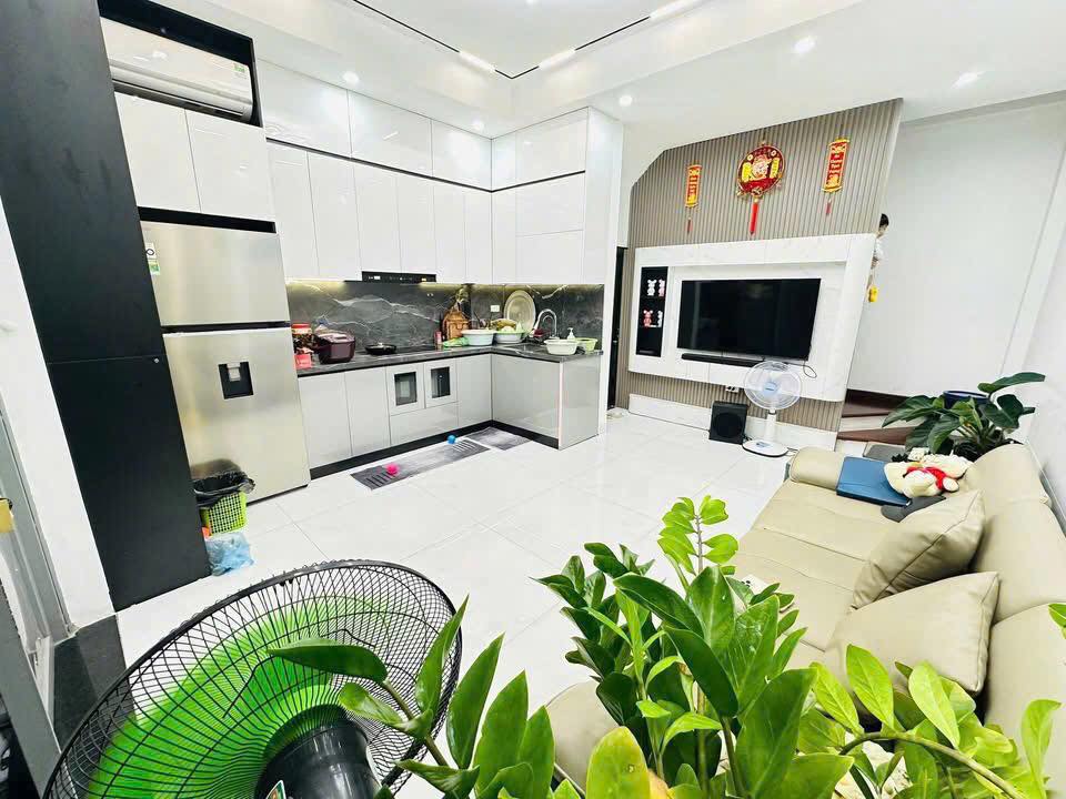 Cho thuê nhà ngõ Trần Thái Tông 36m² x 6 tầng, gồm 3 ngủ, 4 vệ sinh, 15,5 triệu