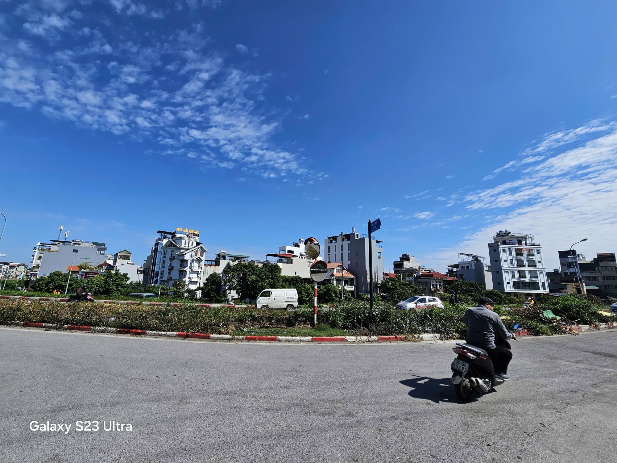 Ngọc Thụy – Siêu Phẩm Mặt Phố 297.3m², Mặt Tiền 10.3m, Ô tô tránh, dừng đỗ thoải mái, Đường rộng, vỉa hè lớn