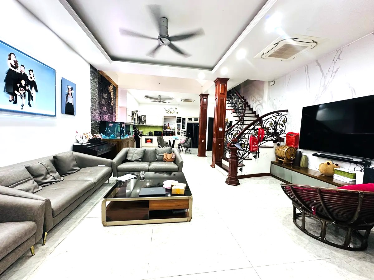 Siêu Phẩm! 96m2, MT rộng 5,6m, Lô Góc, Nhà Đẹp, Gần KĐT Định Công, Ô tô đỗ cửa, chỉ hơn 20 tỷ.