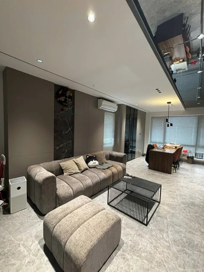 BÁN NHÀ MỚI- FULL NỘI THẤT 7 CHỖ ĐỖ CỬA, VÀO NHÀ Phố Trạm 50m2 6Tầng mặt tiền 5m 12.8 Tỷ Long Biên.