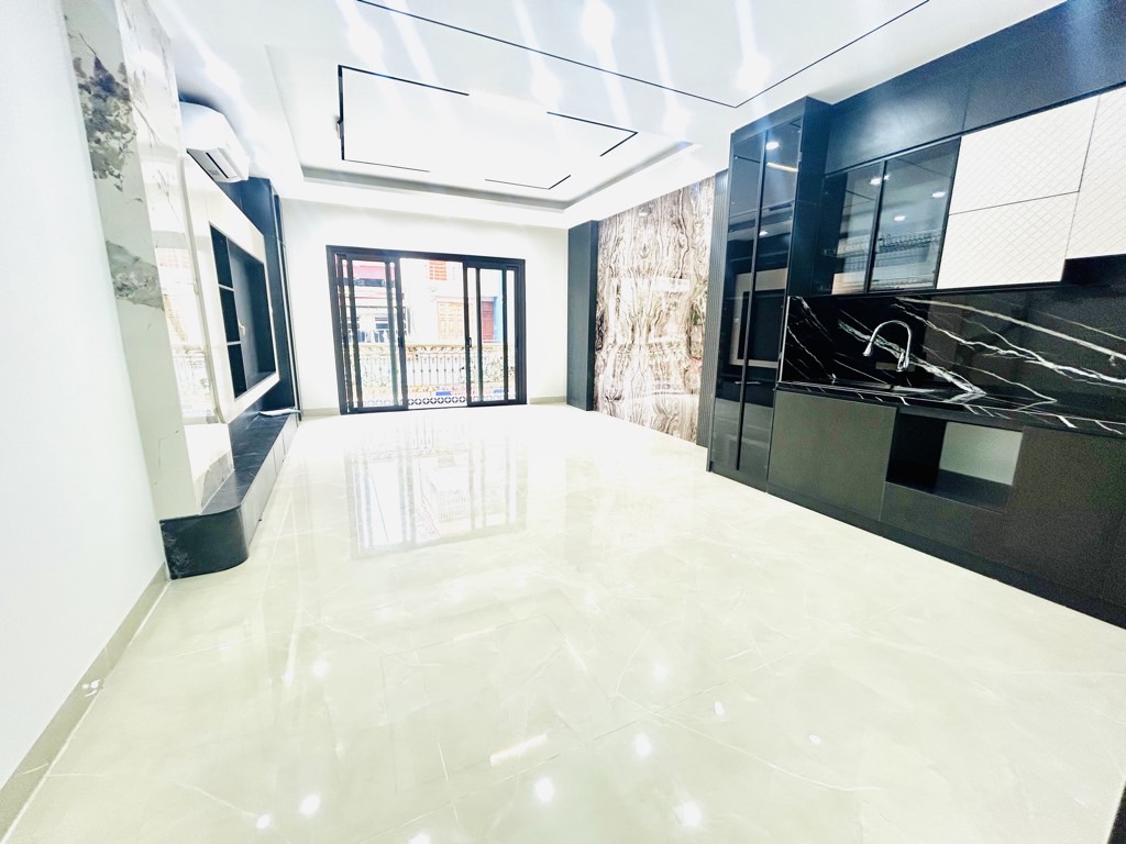 SIÊU PHẨM, BÁN NHÀ TƯ ĐÌNH LONG BIÊN,THANG MÁY, VỈA HÈ, KINH DOANH,OTO TRÁNH,42M