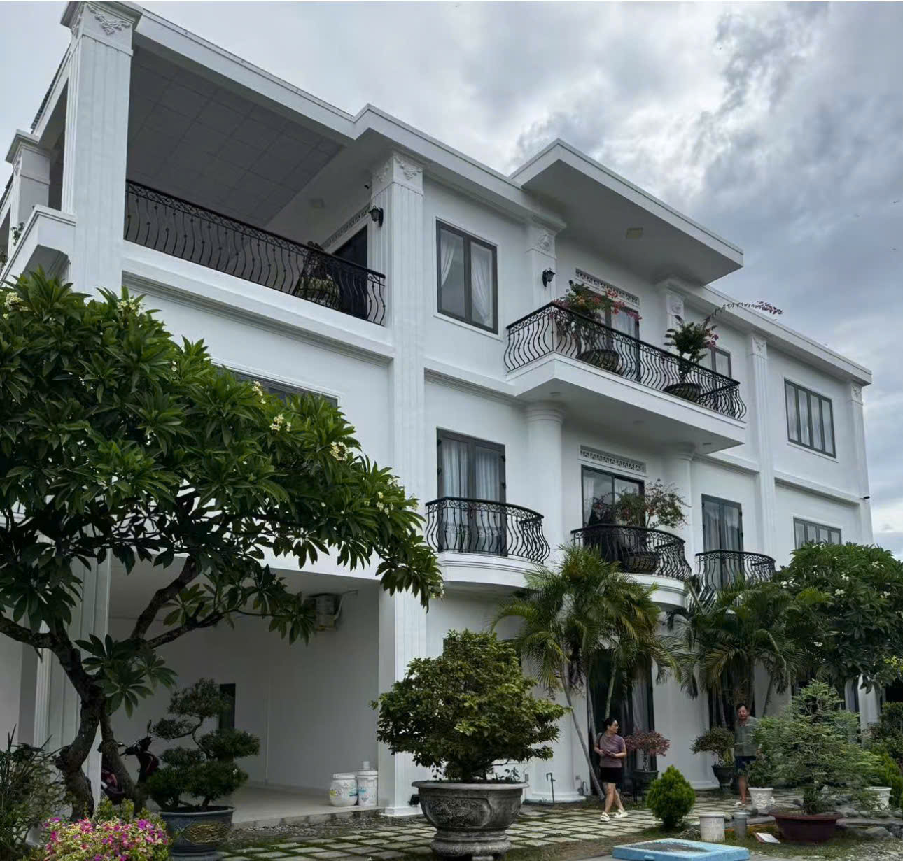BÁN BIỆT THỰ NGHỈ DƯỠNG – ĐƯỜNG HUỲNH VĂN NGHỆ, VĨNH HÒA, NHA TRANG Diện tích: 287m² (ngang 10m) Kết cấu: 3 tầng –