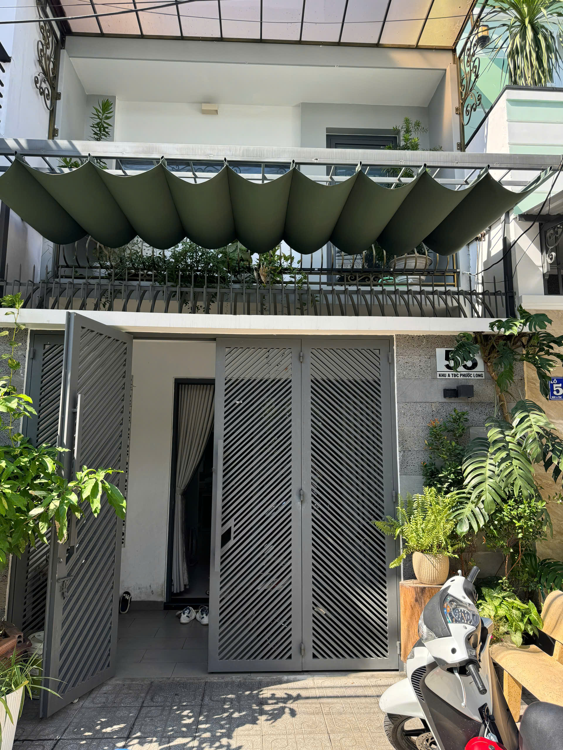 Siêu đẹp. Duy nhất căn nhà đã Hoàn Công Vị trí nằm Tđc Phước Long, gần đường số 28 và Thích Quảng Đức Diện tích :