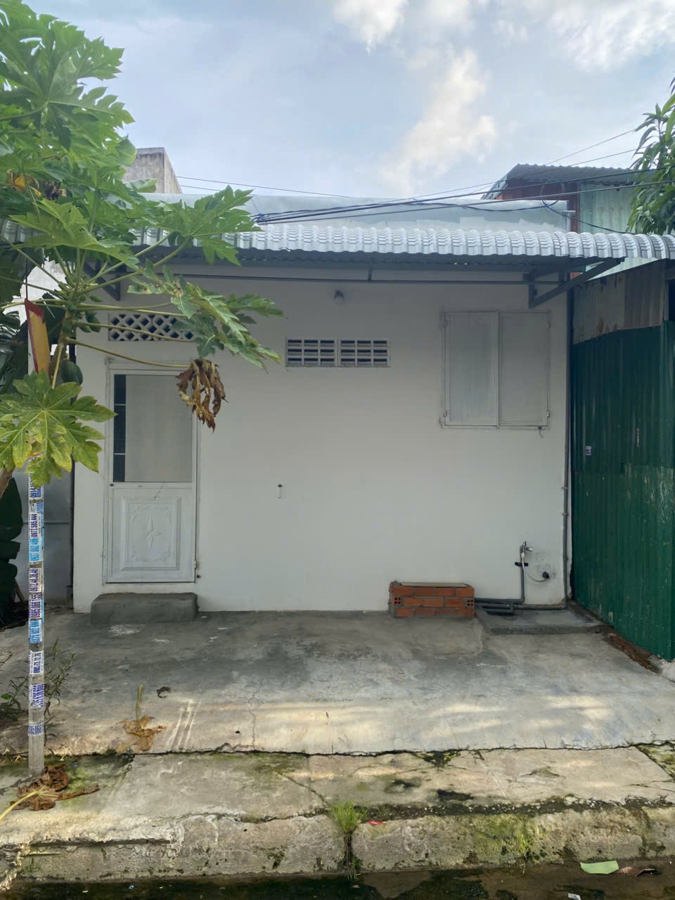 BÁN NHÀ 2 MẶT TIỀN hẻm ĐƯỜNG Ô TÔ – HÒN RỚ 1 - Diện tích: 42m² — Ngang: 4,6m (vuông đẹp) - Hướng: Bắc - Kết cấu: Nhà