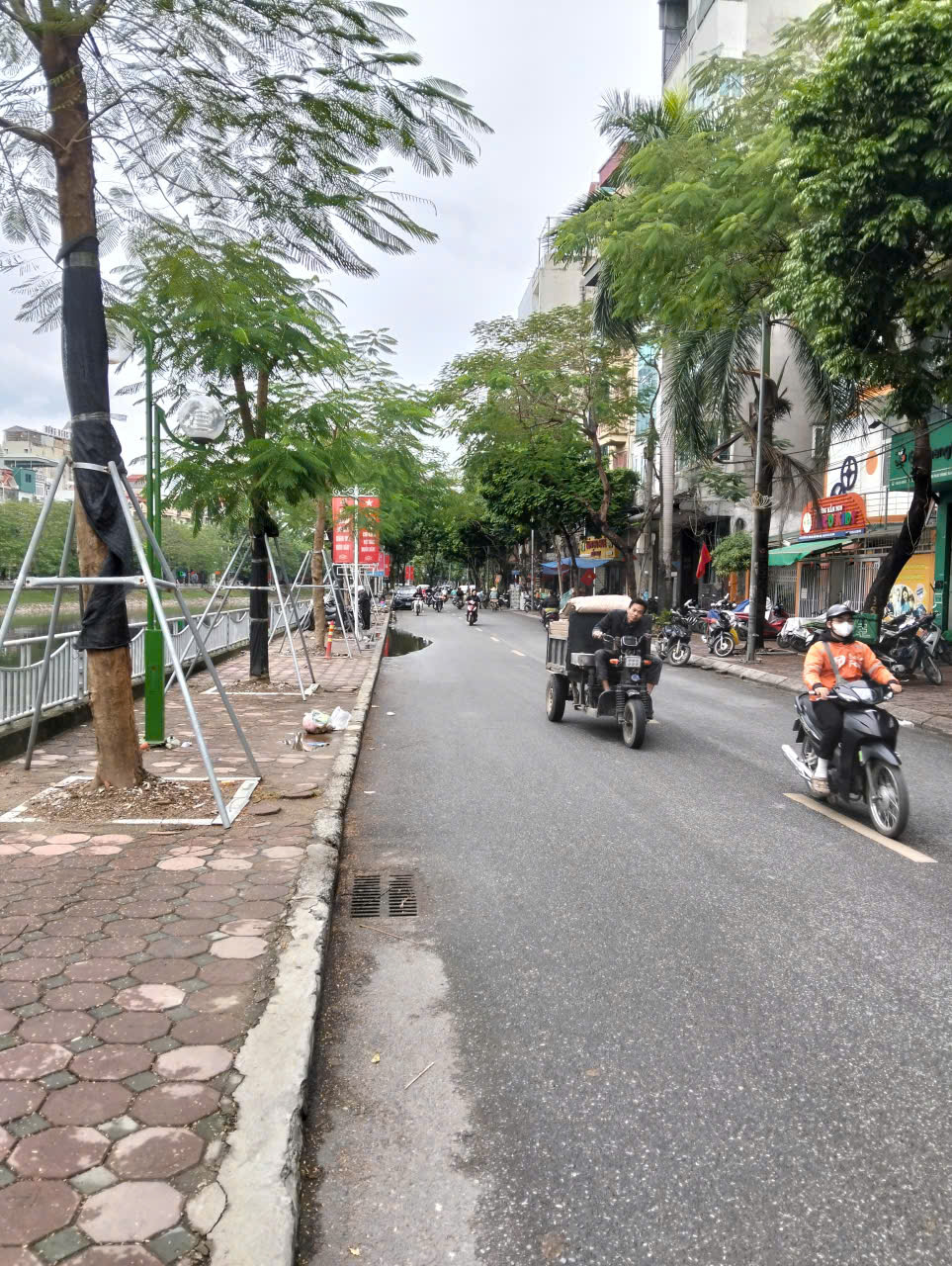 Bán nhà mặt phố Lô Góc Nguyễn Ngọc Vũ Gần Nguyễn Thị Định 60m² x 3 tầng, MT 4.8m, giá 26.8 tỷ .vỉa hè