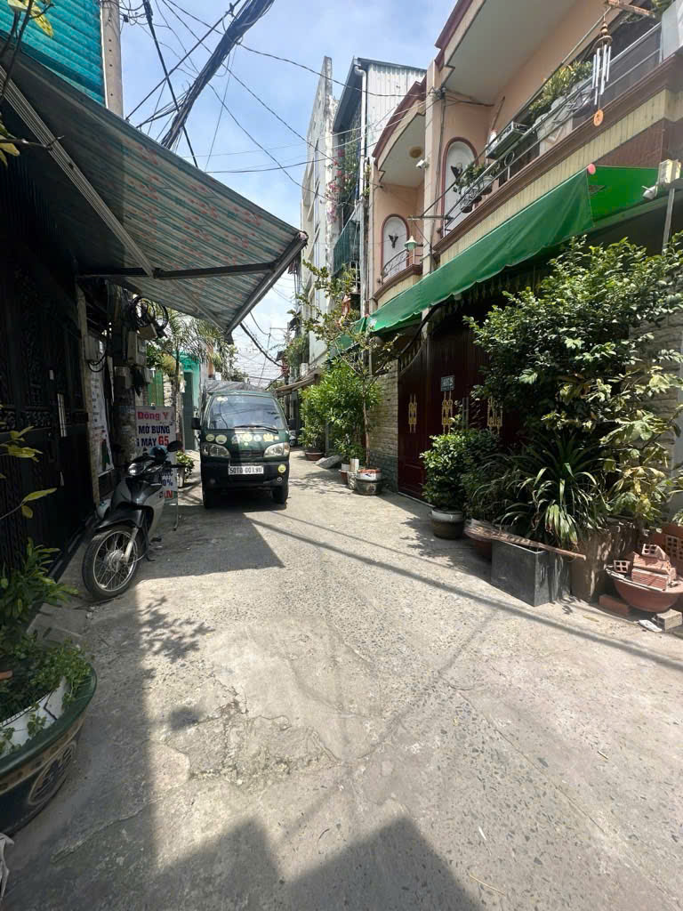 NHÀ HẺM XE HƠI ĐỔ CỬA - GẦN CHỢ BÀ CHIỂU - GIÁP QUẬN 1 - 3 TẦNG - 41M2 - (3.5x16) - TẶNG TOÀN BỘ NỘI THẤT - HƠN 6 TỶ.