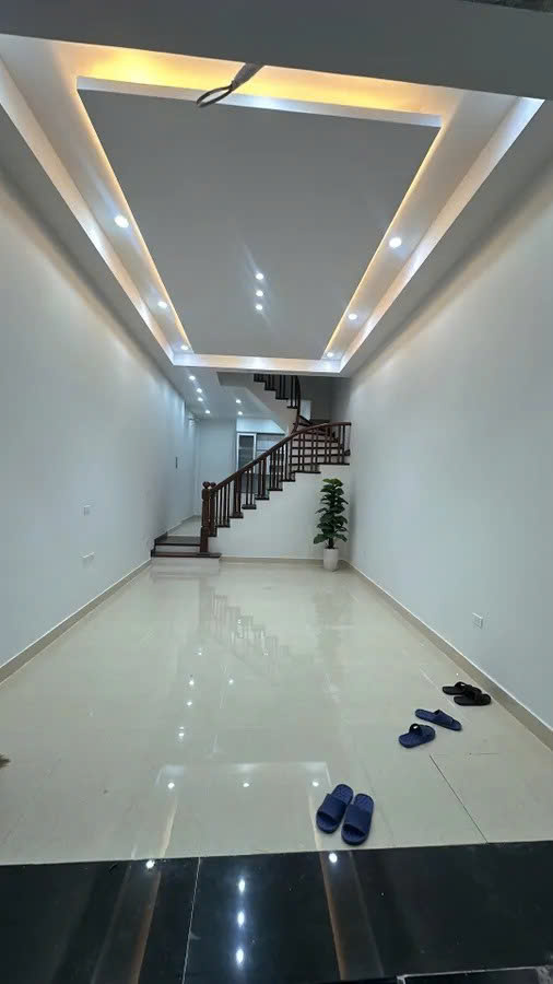 Bán Nhà Phố Hoàng Văn Thái 50m x 5 Tầng MT 4.2m Ô Tô Vào Nhà 17.5 Tỷ