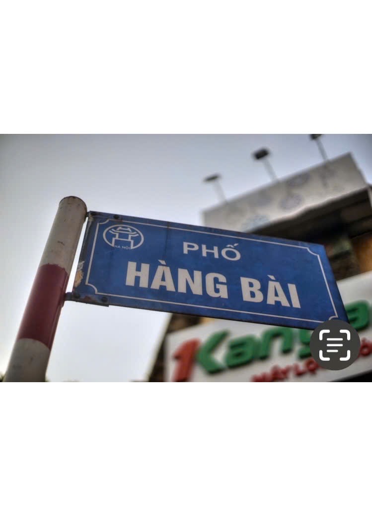 Gia đình cần bán căn nhà 2 tầng . phố Hàng Bài . Ngõ Nông Ngay Gần phố HÀNG BÀI . diện tích 53,5 m2 . Sổ Đỏ chính chủ .