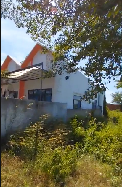 Nhà ở xung quanh dân cư đông đúc, điện 3 pha, nước máy.