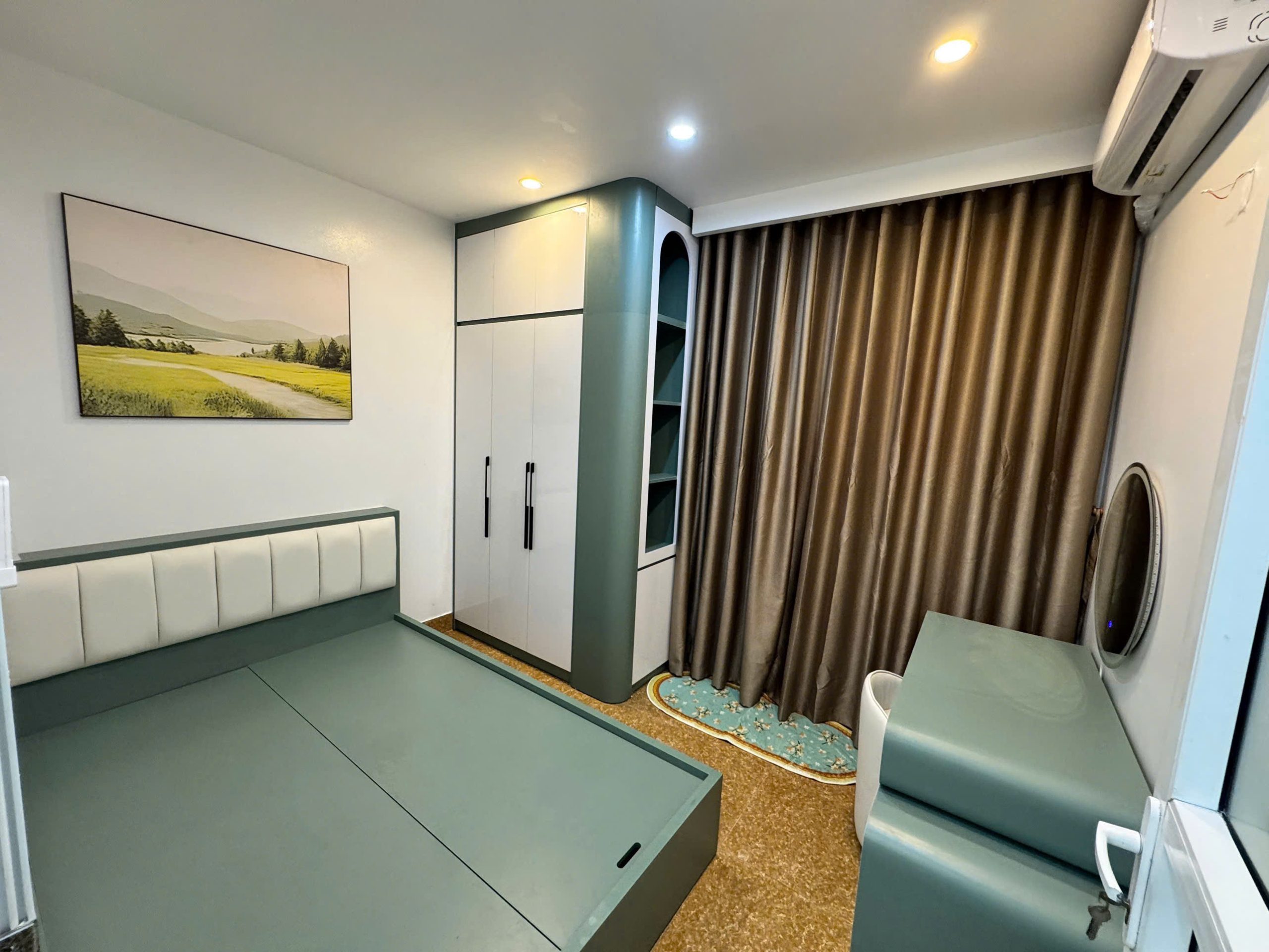 Bán nhà Bồ Đề, Long Biên. Diện tích 40m², xây 5 tầng, mặt tiền 3.5m, có 5 phòng ngủ, 7 vệ sinh, giá nhỉnh 10 tỷ.