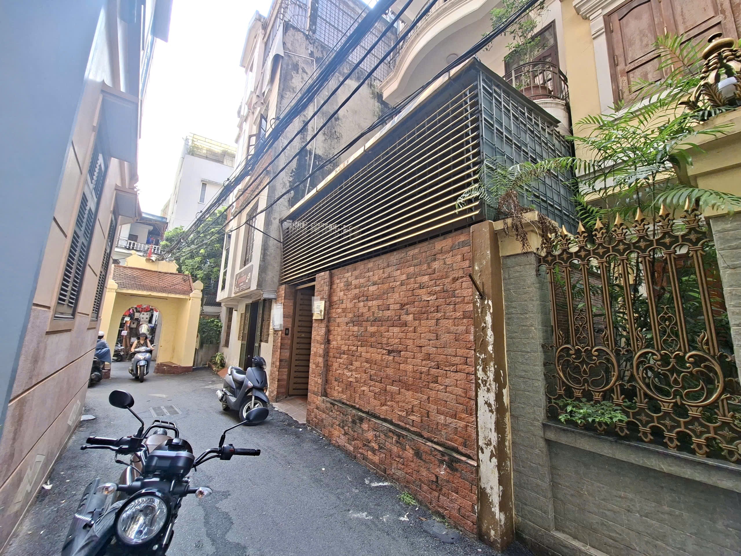 (814) NHÀ ĐẸP NGÕ 5 HOÀNG QUỐC VIỆT – Ô TÔ ĐỖ CỬA NGÀY ĐÊM – 2 THOÁNG – DÂN XÂY CHẮC CHẮN – CÓ THỂ CHỒNG THÊM TẦNG