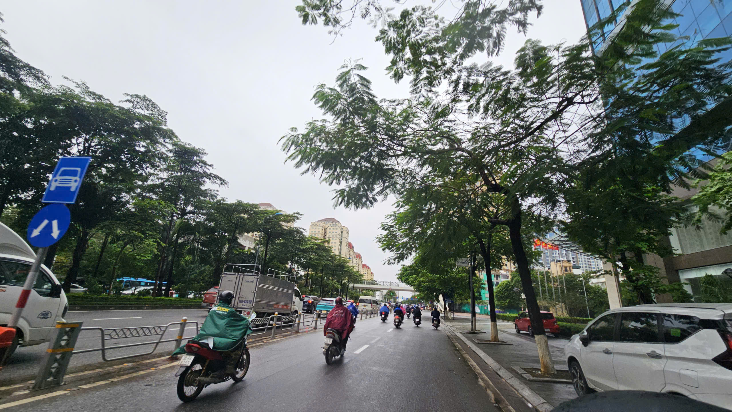 ĐẤT NGÕ 612 LẠC LONG QUÂN - 3 BƯỚC CHÂN RA TỚI HỒ TÂY - DT162m - MT 12m . Ô TÔ TRÁNH