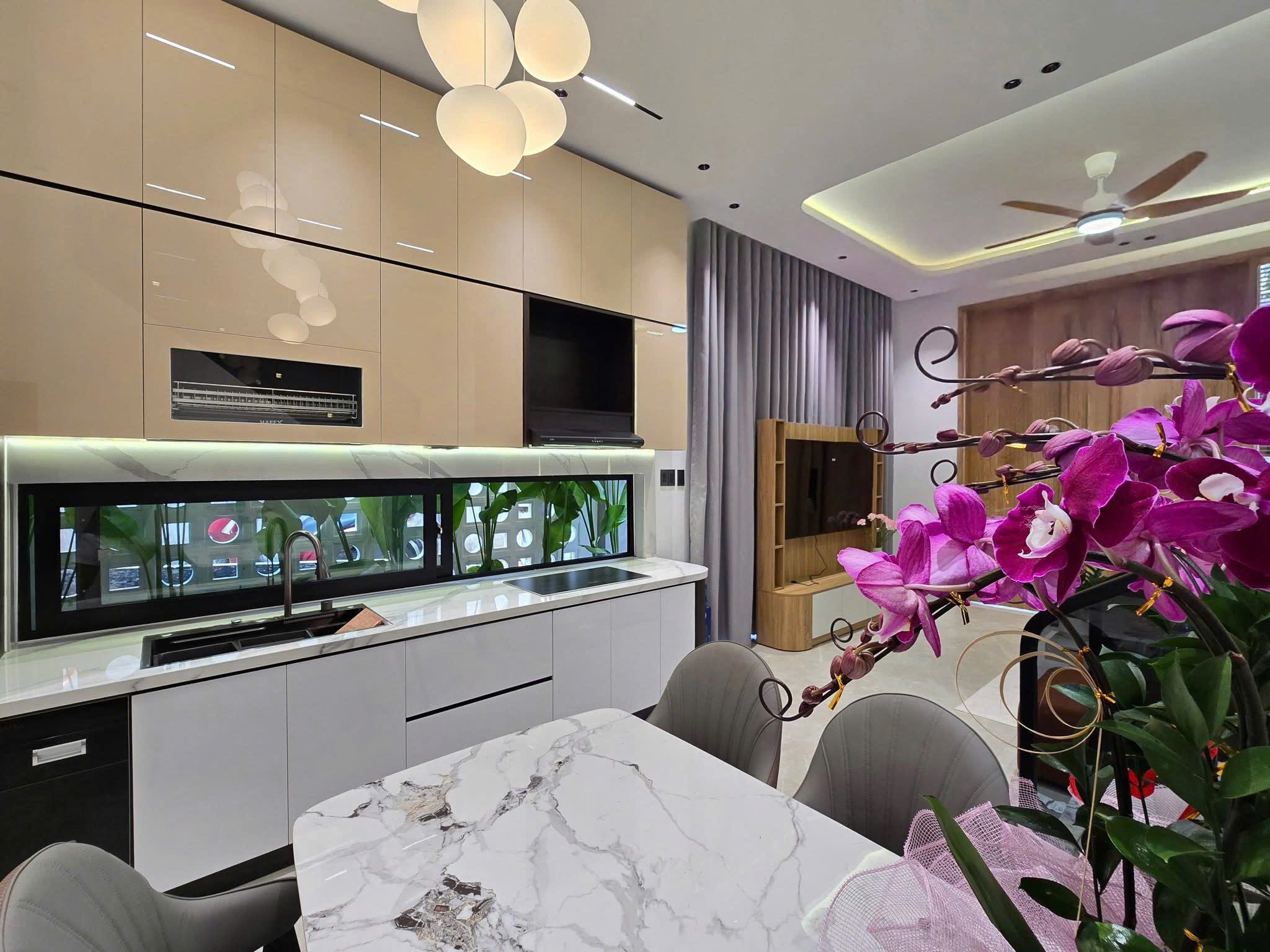 BÁN NHÀ ĐẸP PHỐ TRẠM LONG BIÊN,THANG MÁY,OTO ĐỖ CỬA,FULL NỘI THẤT, 42M NHỈNH 11 TỶ