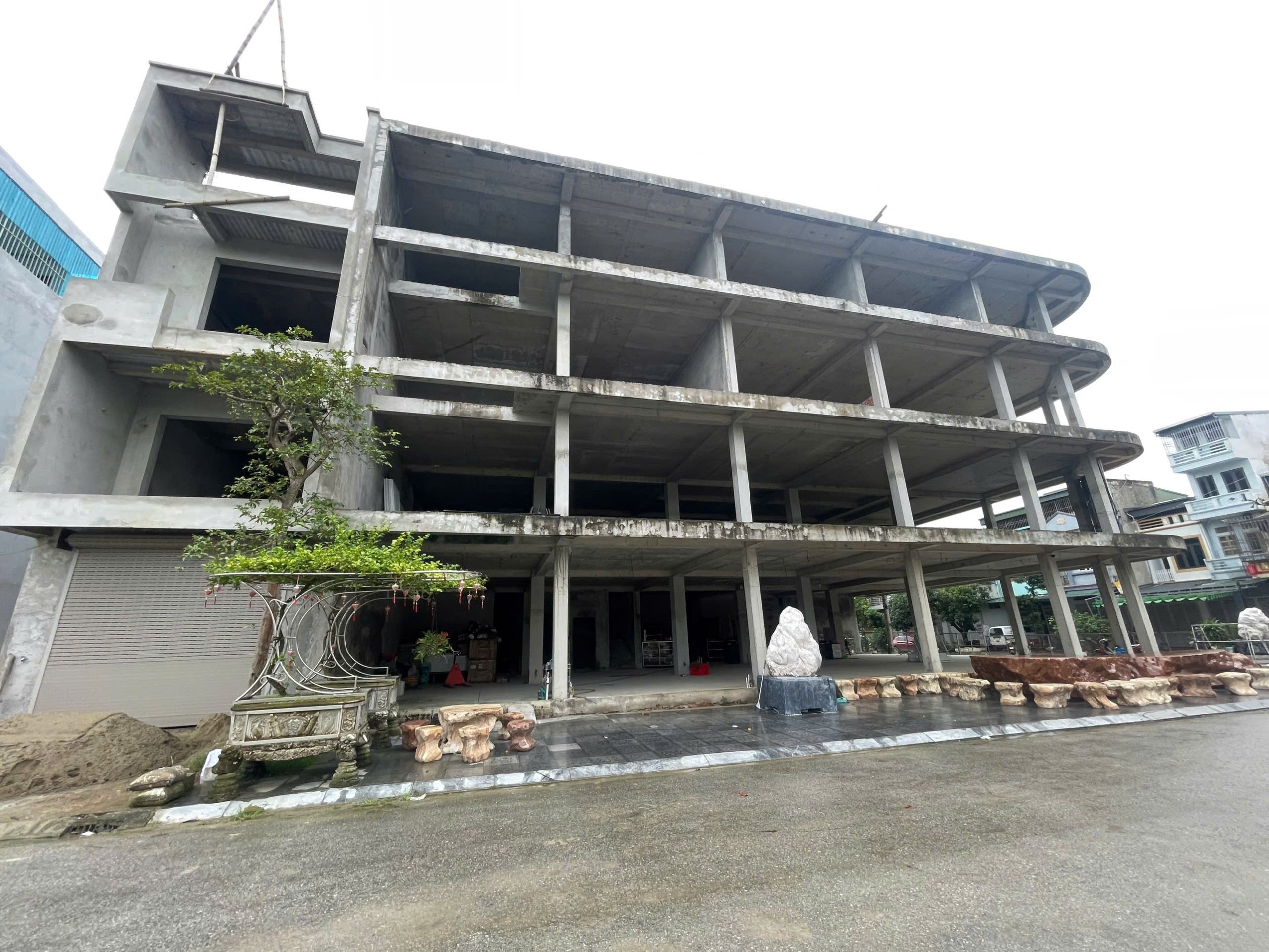 CẦN BÁN KHUNG NHÀ 4 TẦNG – LÔ GÓC 2 MẶT TIỀN – DIỆN TÍCH 440M² GỘP 5 LÔ ĐẤT