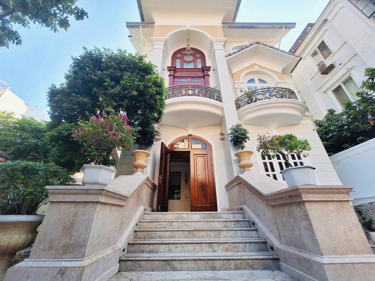 Bán Biệt Thự siêu đẹp có hầm & hồ bơi đường 42 phường Thảo Điền, Quận 2