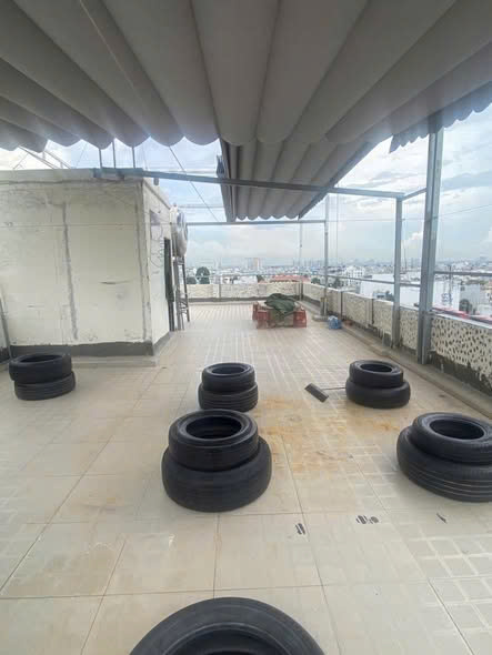 Cho thuê 2 phòng làm văn phòng . Sudio . Và sân thượng bán cafe .tiệm rượu , kinh doanh mô hình sân thượng