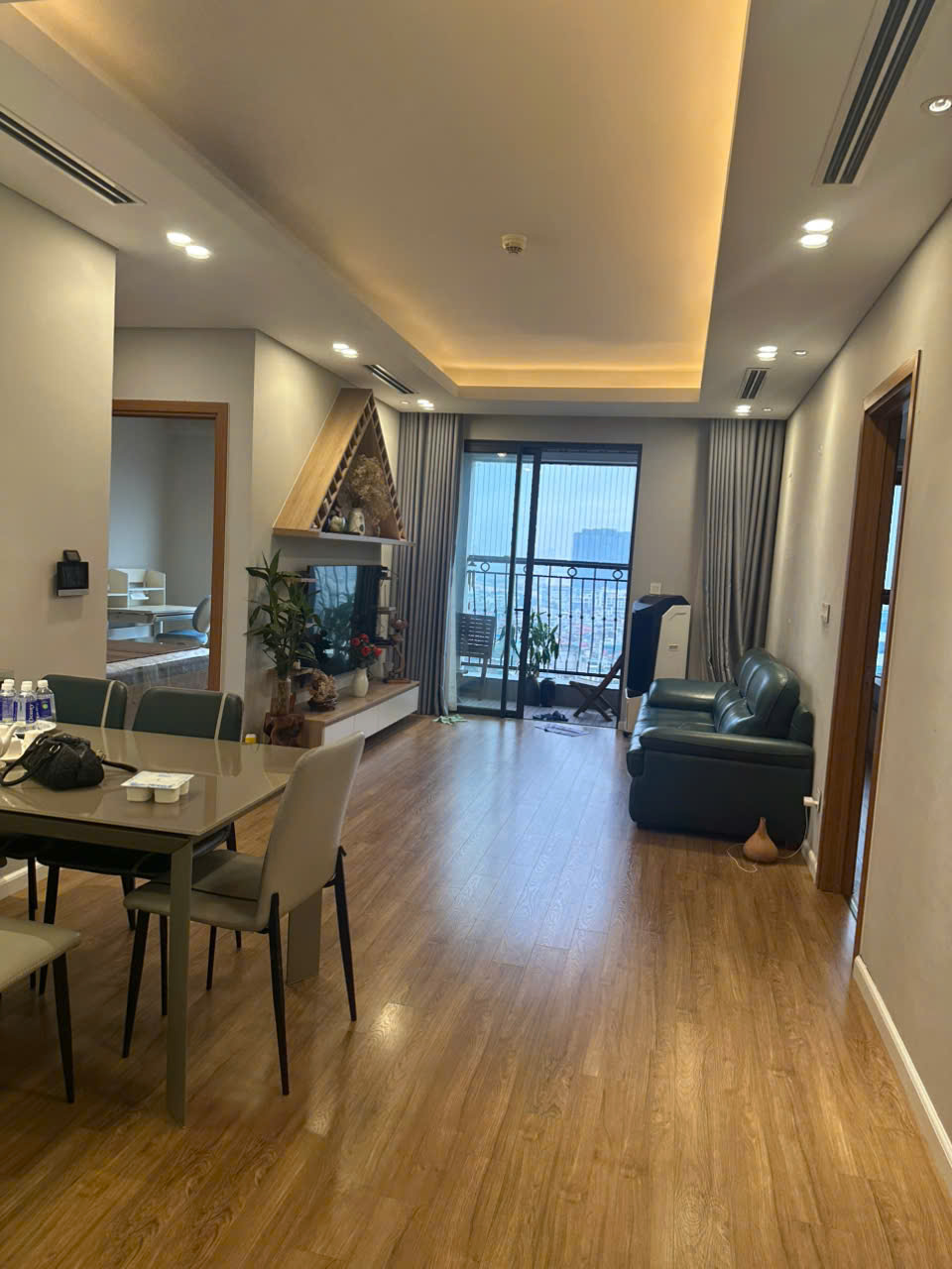 CHO THUÊ CĂN HỘ CHUNG CƯ CAO CẤP - LE CAPITOLE TẠI 27 THÁI THỊNH – CĂN GÓC 3 PHÒNG NGỦ, FULL NỘI THẤT ĐẸP.