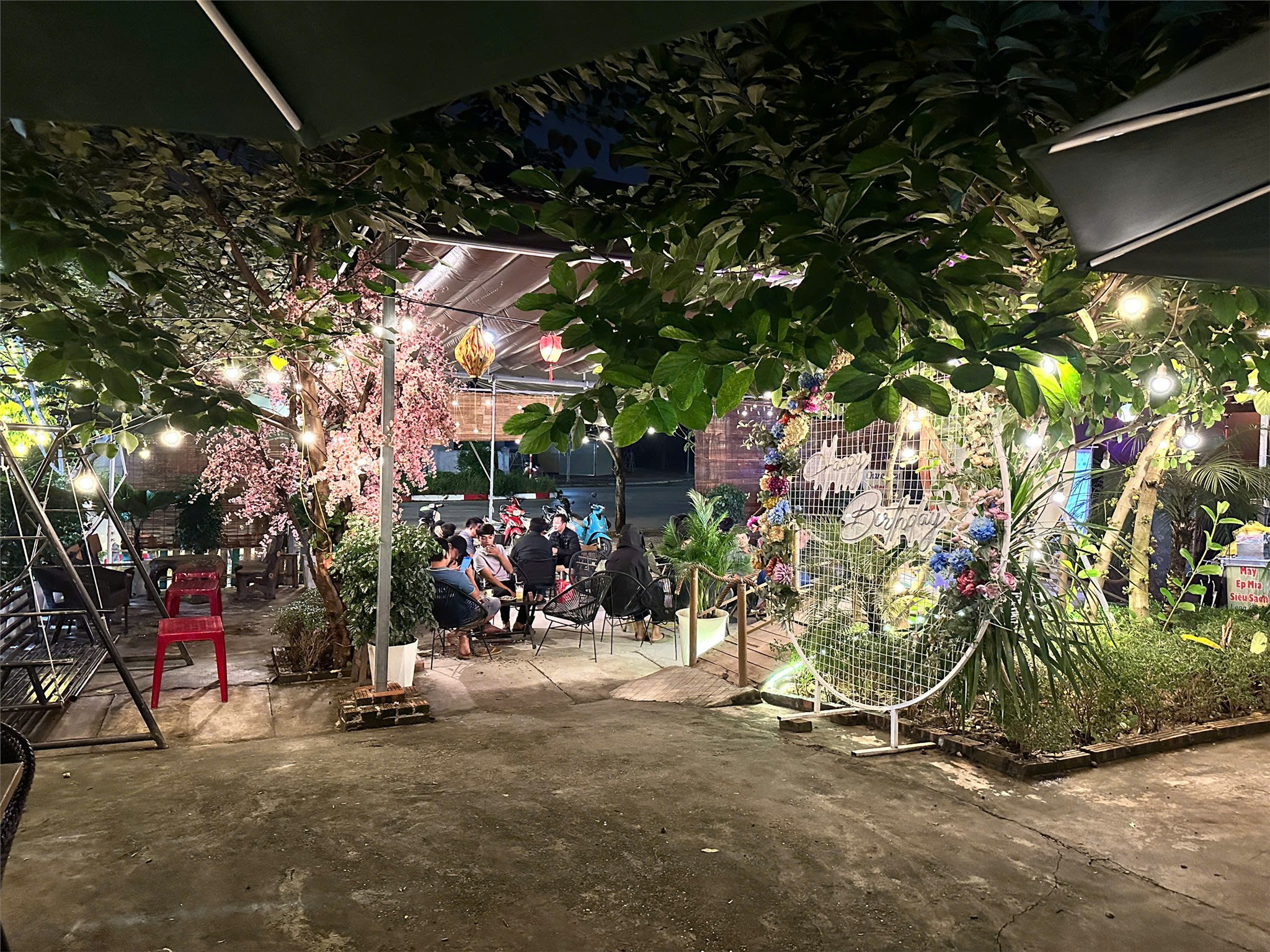 MẶT BẰNG ĐẸP- GIÁ TỐT cần sang nhượng nhanh quán coffe đang kinh doanh tốt tại huyện Gia Lâm, HN